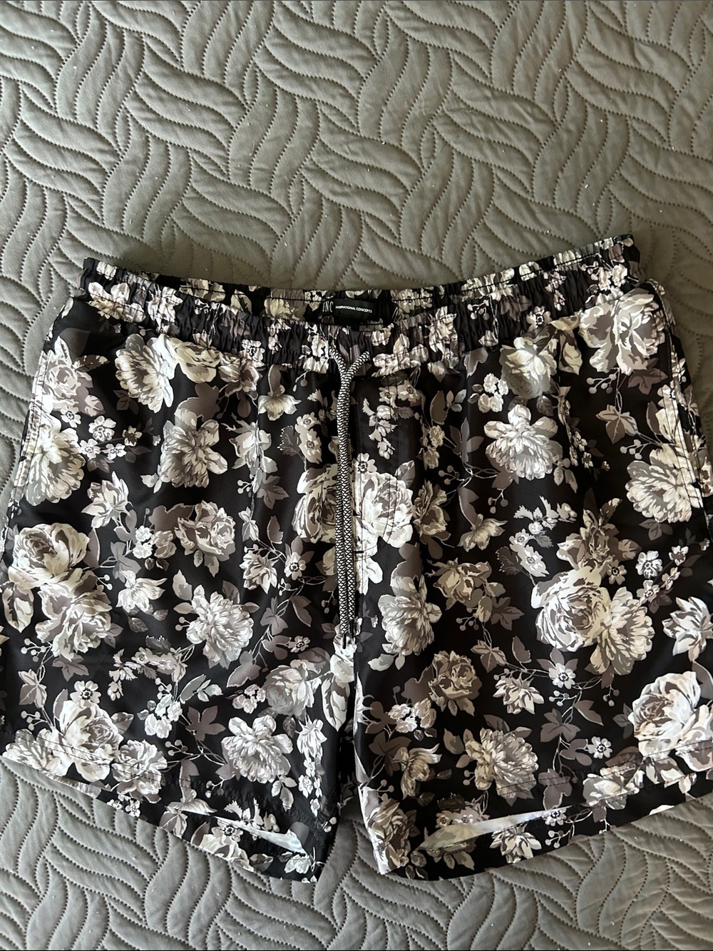 EUC - ⚫️ INC Men’s Floral Black/White Swim Trunks